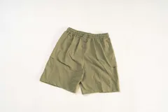 Short negro de cintura elastizada con cordón ajustable, bolsillos laterales y bolsillos cargo de perfil limpio. Estampado con el logo Kaboa con estilo de caligrafía en el frente.