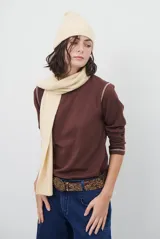 Remera de manga larga con cuello redondo, confeccionada en tejido de punto gris melange con costuras visibles en contraste.