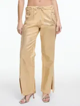 Pantalón de tiro medio color dorado, con elástico en la pretina y lazos ajustables. Impresión iridiscente hecha a mano sobre material 100% algodón y corte ancho con aberturas laterales en el ruedo.