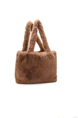 Cartera tipo tote bag confeccionada en piel sintética de textura suave y peluda, con doble asa superior fija.