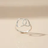Anillo de plata 925 con dos aros entrelazados.
