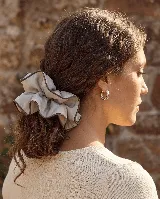 Colero para el cabello de satín en tono tostado, con diseño fruncido voluminoso y bordes en contraste.