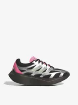 Zapatillas Adidas Adizero Aruku de running, con capellada de malla negra y refuerzos plateados, detalles en verde neón y rosa, y suela de goma negra con plataforma.