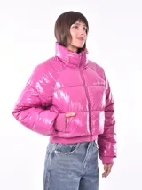 Campera puffer corta color fucsia brillante, con cuello alto y cierre frontal.