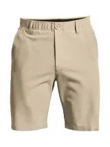 Short de golf color beige, de corte recto, con cierre frontal y bolsillos laterales. Incluye cinturón azul marino.