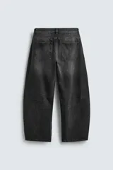 Jeans de hombre, corte balloon fit, tiro medio, confeccionados en denim rígido de algodón. Presentan un efecto lavado con un marcado degradado vertical, cinco bolsillos y cierre frontal con cremallera y botón.