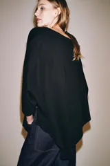 Camiseta tipo capa color negro de algodón Supima 100%, con escote en V, manga larga fluida y bajo asimétrico.