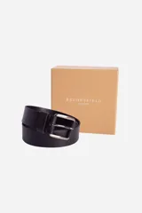 Cinto de cuero negro con hebilla metálica plateada de doble pasador.