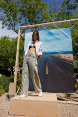 Jean gris de tiro medio alto, corte oversize y lavado ice.