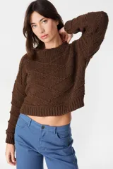 Sweater crop de tejido de punto color chocolate, con cuello redondo y diseño de rombos en relieve. Presenta puños y ruedo acanalados.