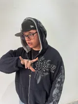Mystery box de buzo o campera de diseño sorpresa, con capucha y bolsillo tipo canguro.
