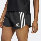 Shorts de running negros para mujer, con tres franjas blancas verticales en los laterales y logo de Adidas en la pierna izquierda. Presenta un logo adicional 'AR' en la pierna derecha.