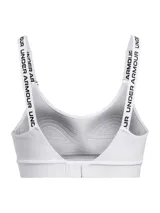 Top deportivo Under Armour de sujeción media, color blanco, con tirantes ajustables que incluyen el logo de la marca y banda elástica inferior con logo central. Cuenta con paneles laterales de malla para ventilación y relleno moldeado.