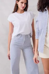 Remera de algodón peinado color gris oscuro con efecto lavado, corte oversize y mangas cortas tipo capa.