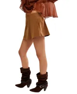 Falda pantalón corta de gamuza sintética color tostado, de tiro medio y diseño minimalista.