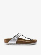 Sandalias Birkenstock modelo Gizeh NL SFB Metallic, color plateado, con plantilla suave de corcho y látex, y tira delantera ajustable con hebilla metálica.