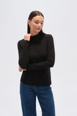 Remera de manga larga con cuello alto, confeccionada en tejido de viscosa y elastano con estampado a cuadros en tonos azul, gris y negro.