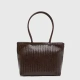 Cartera tipo tote de diseño trenzado, color negro, con doble asa de hombro y formato estructurado.