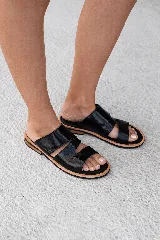 Sandalias de cuero con diseño de doble tira, una superior en gamuza y una inferior con textura de reptil. Poseen plantilla acolchada y suela plana.
