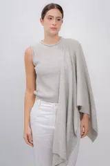 Ruana gris de tejido de punto, hecha de 100% baby alpaca.