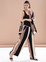 Kimono negro con franjas verticales en tonos beige y marrón.