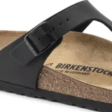 Sandalias Birkenstock Gizeh modelo BF en color negro, con diseño tipo dedo y tira ajustable con hebilla metálica. Cuentan con plantilla anatómica de corcho y suela de EVA.