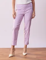 Pantalón verde esmeralda de gabardina elastizada, marca Zac & Rachel, de corte recto con pretina ancha pespunteada y largo al tobillo. Presenta bolsillos simulados.