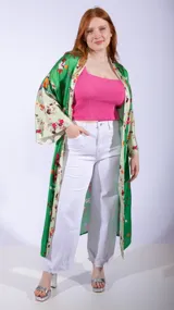 Kimono largo color verde con estampado de flores en tonos rosados, naranjas y blancos.