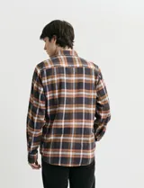 Camisa de franela de manga larga con estampado de cuadros escoceses, cuello button-down y cierre frontal con botones.