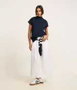 Blusa verde de punto texturizado, con cuello alto acanalado y manga corta amplia.