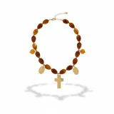 Collar compuesto por cuentas ovaladas de resina en tono ámbar, intercaladas con dijes metálicos dorados que incluyen una cruz central y dos medallas de la Virgen Milagrosa. Cuenta con cierre de mosquetón y cadena de alargue.