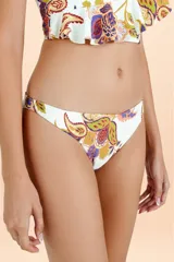 Parte inferior de bikini con cobertura media y diseño de corte clásico. Presenta un estampado botánico multicolor sobre fondo blanco.