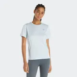 Remera deportiva de manga corta New Balance, color celeste, con cuello redondo y logo de la marca estampado en el pecho.