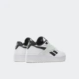 Championes Reebok ATR Chill unisex, blancos con detalles en negro y celeste. Confeccionados en cuero, con suela de goma y plataforma.