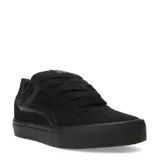 Championes urbanos de estilo skate, color negro, con cordones al tono y suela de goma texturizada.
