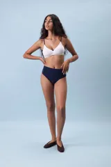 Bombacha vedetina negra de tiro alto, confeccionada en algodón suave, con faja en la cintura para un calce cómodo y delicado.