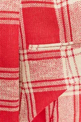 Chaqueta entallada de Zara Woman Collection confeccionada en mezcla de algodón con diseño de cuadros en tonos rojo y crudo. Presenta escote en pico, manga larga, bolsillos de vivo en el delantero y bajo asimétrico con cierre frontal de ganchos metálicos.