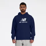 Canguro con capucha New Balance, color azul marino, con logo de la marca estampado en blanco en el pecho. Presenta bolsillo frontal tipo canguro, puños y dobladillo acanalados.