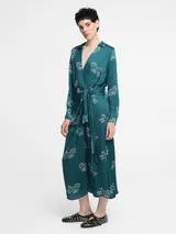 Vestido camisero largo color verde esmeralda con estampado de tigres blancos, cuello camisero, mangas largas y lazo en la cintura.