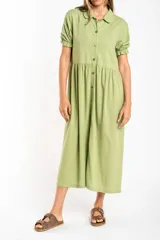 Vestido midi verde claro de lino, con cuello camisero, mangas cortas abullonadas y abotonadura frontal.