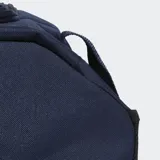 Bolso deportivo tipo duffel bag de la colección Tiro League, color azul marino, confeccionado en tejido técnico resistente al desgaste. Cuenta con asas de mano, correa ajustable y acolchada para el hombro, base revestida, bolsillo lateral con cremallera y un compartimento transpirable separado para calzado.