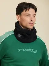 Cuello polar negro con ajuste de cordón y logo de la marca estampado en blanco.
