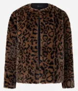 Saco de pelo sintético con estampado animal print, de corte recto y largo estándar. Presenta cuello redondo, manga larga y cierre frontal oculto.
