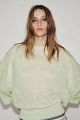Jersey de punto extrafino con lana, de color verde menta, con cuello redondo y manga larga de hombros caída.