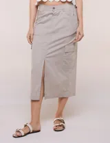Falda midi estilo cargo de gabardina de algodón color beige, de silueta recta y tiro alto con pretina posterior elastizada. Cuenta con bolsillos funcionales diagonales, laterales tipo cargo con solapa y traseros con tapa, además de tajo frontal inferior.