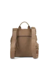 Mochila de ecocuero color marrón de la marca Hush Puppies, con compartimento principal con solapa y cierre, bolsillos delanteros y laterales abiertos, asa superior y correas ajustables.