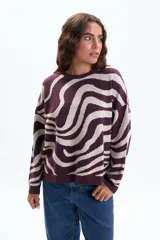 Buzo de punto con estampado de ondas en color bordó y beige, cuello redondo y mangas largas.