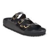 Sandalias Birkenstock modelo Florida con tres correas ajustables de cuero negro y hebillas metálicas doradas. Presenta una plantilla anatómica de corcho y suela de goma antideslizante.