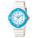Reloj analógico Casio de estilo deportivo tipo diver, con caja de 34 mm, esfera blanca con números arábigos en azul y bisel giratorio. Cuenta con malla de resina blanca y resistencia al agua de 100 metros.