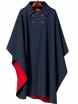 Poncho impermeable azul marino con interior de polar rojo y doble botonadura.